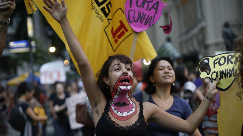 Au Brésil, les femmes s’insurgent contre la violence qui les touche dans la rue et dans la famille. [AP/Keystone - Silvia Izquierdo]