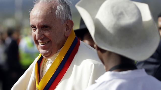 Le pape François à sa descente d'avion à Quito. [AP/Keystone - Gregorio Borgia]