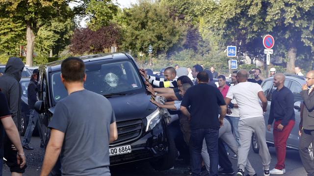 Des chauffeurs de taxis s'en prennent à une VTC (voiture de transports avec chauffeur), Porte Maillot à Paris, ce 25 juin 2015. [AFP - Thomas Samson]