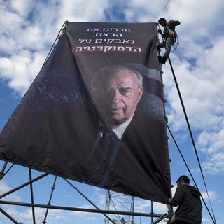 Un portrait géant d'Yitzhak Rabin déployé à Tel Aviv. "Se rappeler du meurtre, se battre pour la démocratie", peut-on lire sur l'affiche. [AP Photo - Oded Balilty]