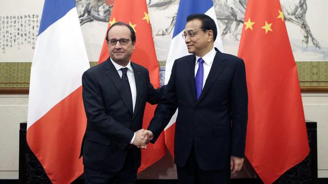 François Hollande en compagnie du Premier ministre chinois Li Keqiang, le 03.11.2015 à Pékin. [Pool/EPA/Keystone - Jason Lee]