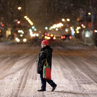 La 42e rue sur Manhattan, rendue méconnaissable par la neige, ce lundi 26 janvier 2015. [AP Photo/Seth Wenig]