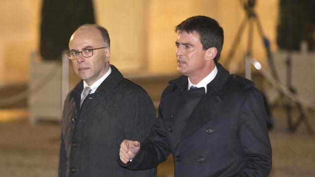 Le ministre français de l'Intérieur Bernard Cazeneuve (gauche) et le Premier ministre Manuel Valls avaient cosigné en mai 2014 le décret de déchéance de nationalité du djihadiste franco-marocain. [AP Photo/Michel Euler)]