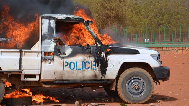 La police mais aussi des églises ainsi que de nombreux bars, hôtels, débits de boisson ou commerces divers ont été visés par les manifestants. [BOUREIMA HAMA]