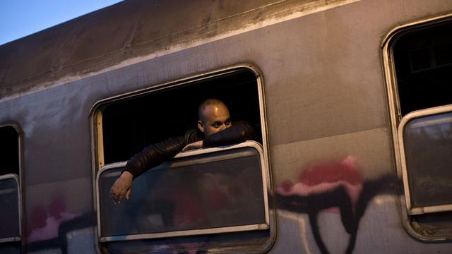 Migrant dans un train en gare de Presevo en Serbie. [AP/Keystone - Marko Drobnjakovic]