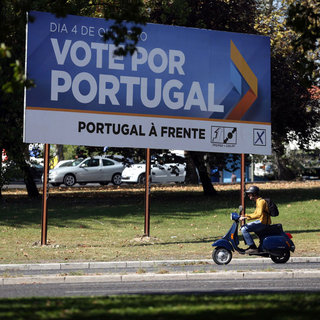 Affiche de la coalition "Portugal en avant" dans une rue de Lisbonne. [AP/Keystone - Armando Franca]