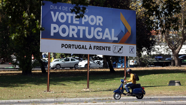 Affiche de la coalition "Portugal en avant" dans une rue de Lisbonne. [AP/Keystone - Armando Franca]