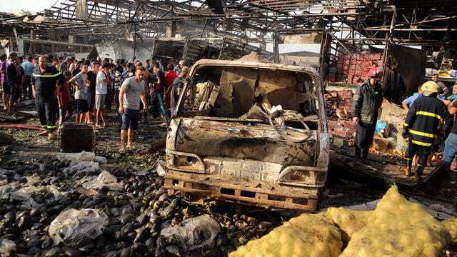 Marché de Bagdad dévasté par une attaque au camion piégé revendiquée par le groupe EI jeudi. [AP/Keystone - Karim Kadim]