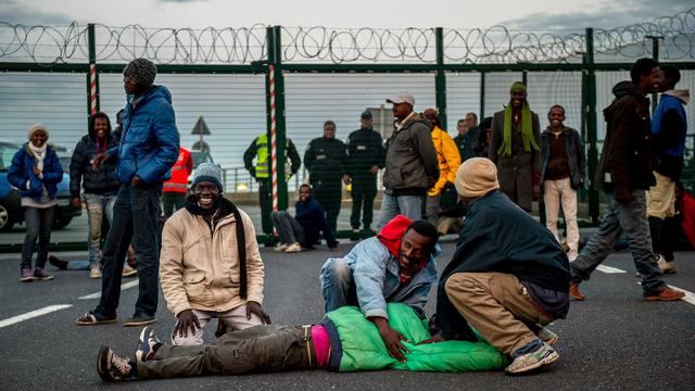 Des nombreux migrants cherchent à atteindre la Grande-Bretagne depuis le terminal de Coquelles, en France. [AFP Photo - Philippe Huguen]