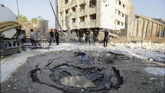 La bombe a creusé un cratère impressionnant. [AP Photo/Amr Nabil]