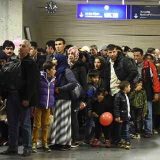 Des migrants à la gare de l'aéroport de Schoenefeld, près de Berlin, en Allemagne. [AFP - Tobias Schwarz]