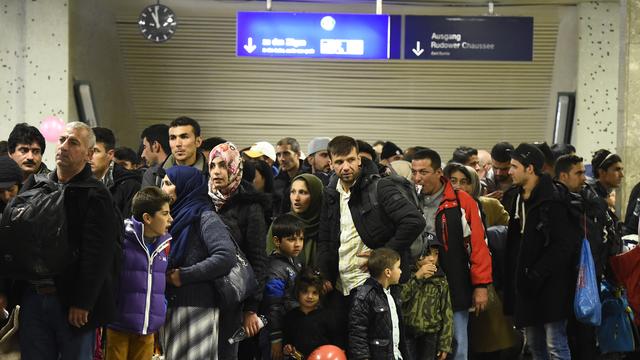 Des migrants à la gare de l'aéroport de Schoenefeld, près de Berlin, en Allemagne. [AFP - Tobias Schwarz]