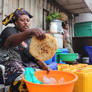 Les crêpes "chapati", spécialité culinaire du Burundi. [RTS - Gaïus Kowene]