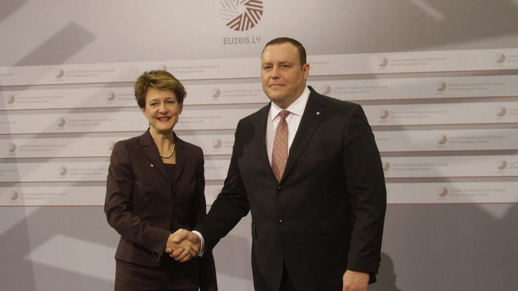 Simonetta Sommaruga avec le ministre de l'Intérieur letton.