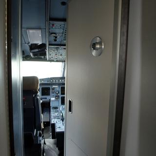 Les porte des cockpits des avions sont blindées, par mesure de sécurité. [ERIC CABANIS]
