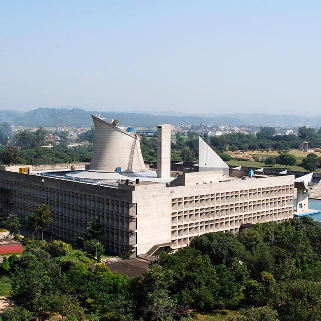Palais de l'Assemblée du Pendjab, réalisé en 1955 par Le Corbusier à Chandigarh. [CC BY SA - Sanyam Bahga]