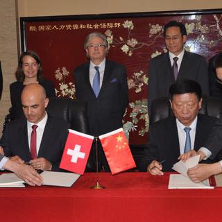 Le conseiller fédéral Alain Berset et le ministre chinois Yin Weimin ont signé cet accord mercredi. [EDI]
