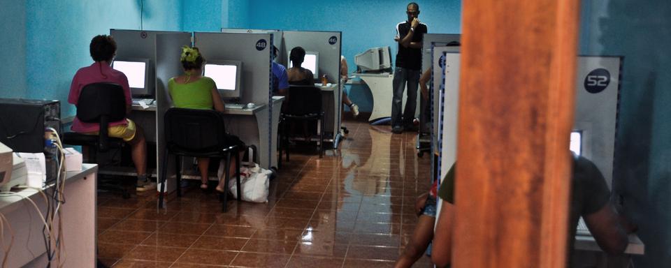 "Surfer une heure dans un internet café, c’est l’équivalent d’une semaine de salaire." [AFP PHOTO/STR]