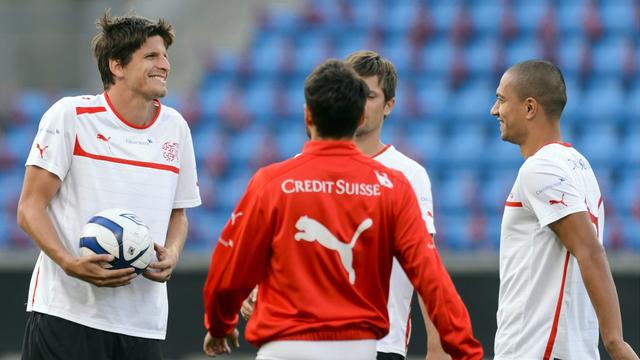 Longtemps mis à l'écart en club, Timm Klose (gauche) retrouve peu à peu le sourire et le plaisir de jouer. [Laurent Gilliéron]