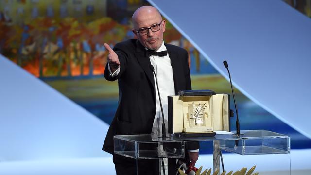 Le réalisateur français Jacques Audiard et sa Palme d'Or, ce dimanche 24 mai 2015 à Cannes.