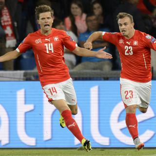 Stocker (à gauche) a inscrit le but égalisateur pour la Suisse samedi soir. [Laurent Gilliéron]