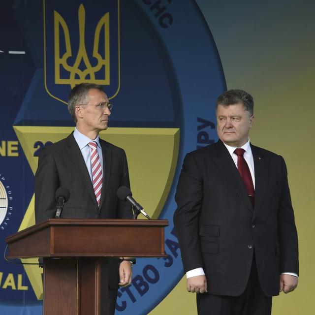 Jens Stoltenberg, secrétaire général de l'OTAN, et Petro Poroshenko, président ukrainien. [EPA / Keystone - Markiian Lyseiko]