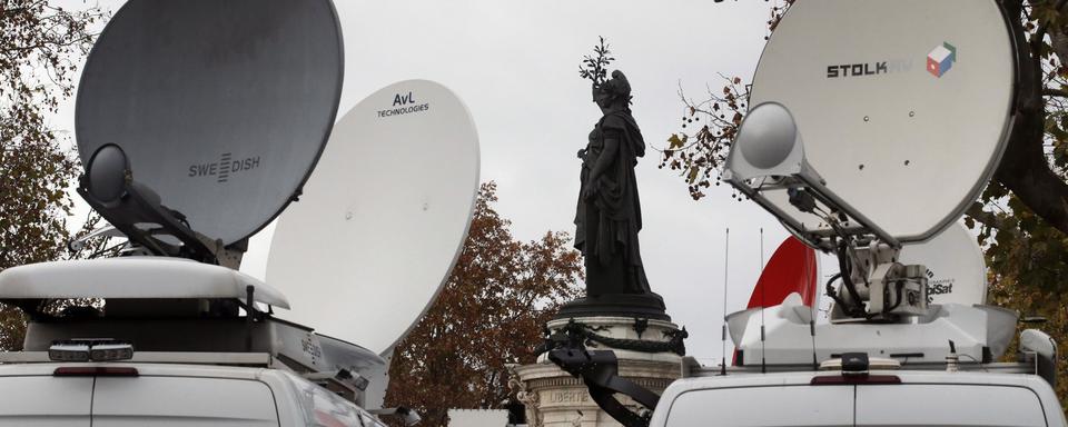 Déploiement des TV place de la République à Paris. [Reuters - Christian Hartmann]