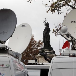 Déploiement des TV place de la République à Paris. [Reuters - Christian Hartmann]