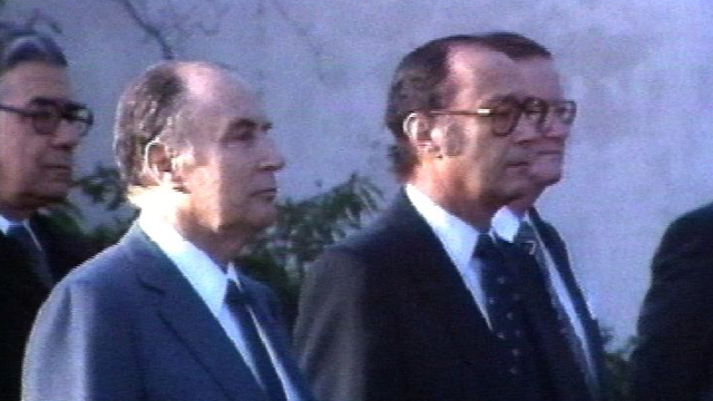 Mitterrand et Pierre Aubert en 1983. [RTS]
