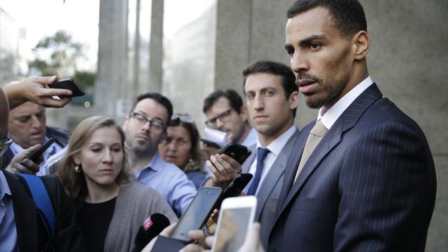 Thabo Sefolosha soulagé à sa sortie du tribunal. [AP Photo/Seth Wenig]