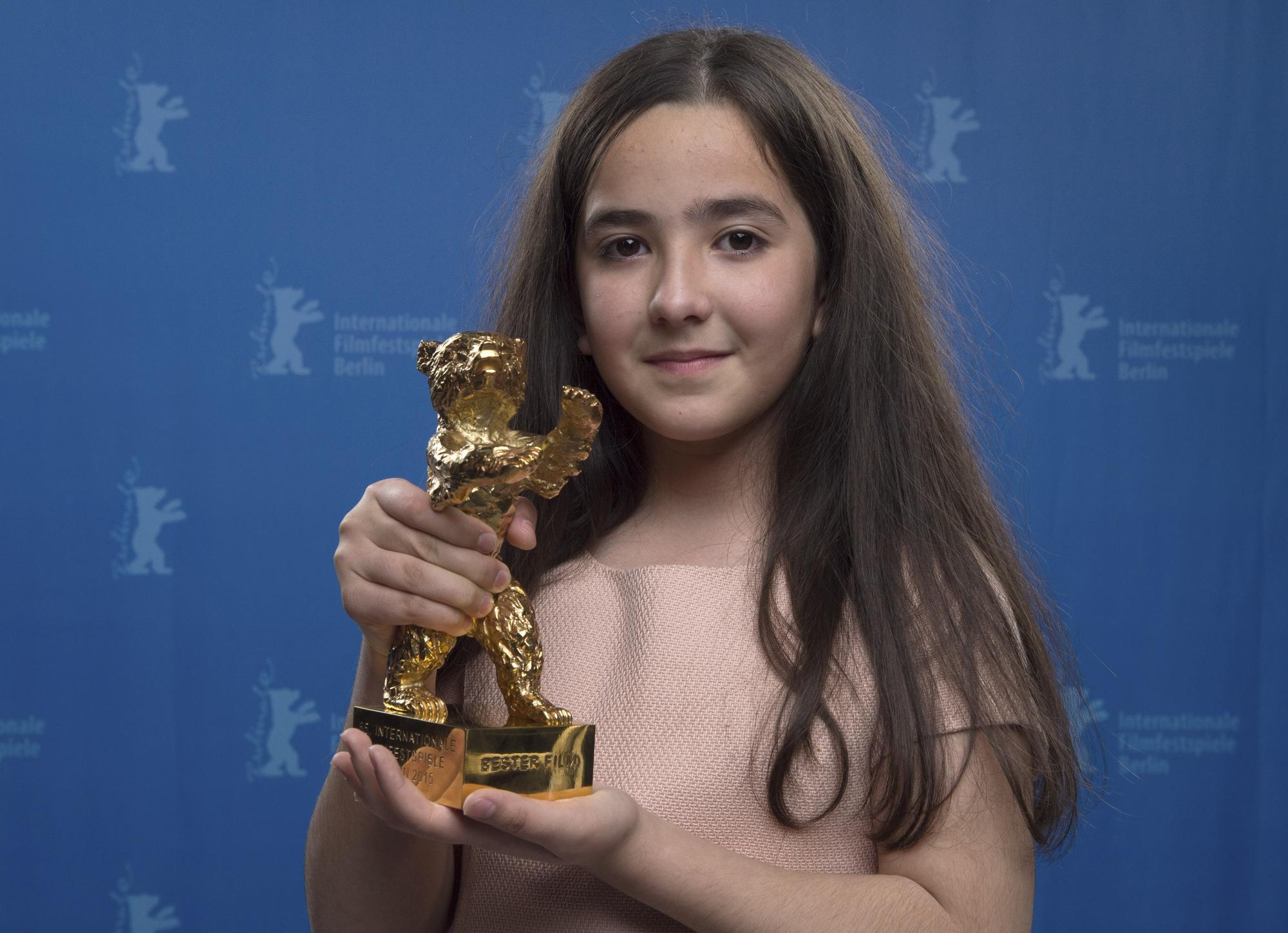 C'est la nièce du cinéaste iranien Jafar Panahi qui est venue chercher l'Our d'or de la 65e Berlinale. [REUTERS - Tim Brakemeier]
