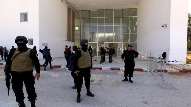 Des policiers tunisiens montent la garde après l’attaque du musée du Bardo près de Tunis. Le 18 mars, deux terroristes armés de fusils d’assaut ont tué 24 personnes dont 21 touristes et fait 45 blessés. [Reuters - Anis Mili]