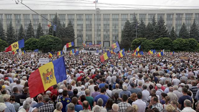 Des dizaines de milliers de Moldaves ont investit les rues de Chisinau lors d'une manifestation anti-gouvernement le 6 septembre 2015. [Reuters - Stringer Shanghai]