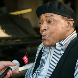 Les expressions d'Al Jarreau sont souvent empreintes de malice. L'artiste a également chanté pour imager ses propos. [RTS - Marc Bertolazzi]