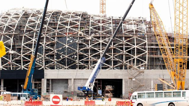 Un stade en construction au Qatar en vue de la Coupe du monde. [EPA/STR/Keystone]