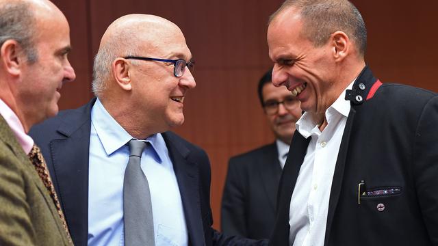 Le ministre des finances grec Yanis Varoufakis en compagnie notamment de son homologue français Michel Sapin lors d'une réunion de l'Eurogroupe à Bruxelles le 20 février 2015. [AFP - EMMANUEL DUNAND]