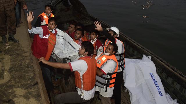 Des victimes déchargées à quai par des secouristes après un nouveau naufrage d'un ferry au Bangladesh, le 22 février 2015. [AFP - Munir uz ZAMAN]