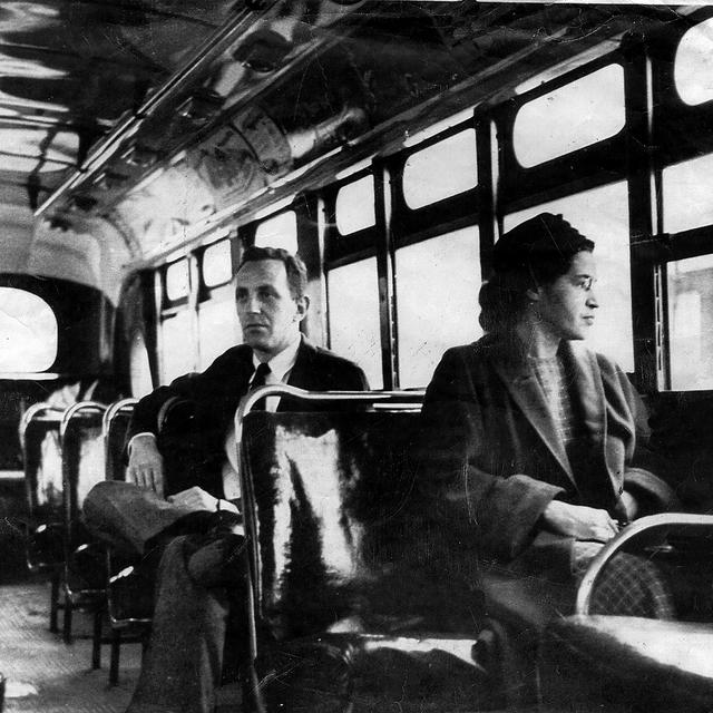 Une photo non datée de Rosa Parks dans un bus de la ville de Montgomery. [AP Photo/Daily Advertiser/Keystone]