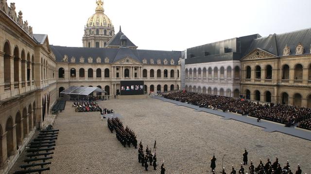 L'hommage solennel rendu aux victimes des attaques du 13 novembre dans la cour des Invalides, à Paris. [AP/Keystone - Francois Mori]