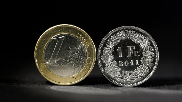 Après la décision de la BNS d'abandonner le taux plancher le 15 janvier, euro et franc se sont trouvés à parité. [Keystone - Martin Rütschi]