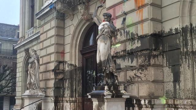 La façade du Grand Théâtre de Genève a été particulièrement salie.