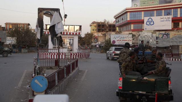 Les forces afghanes, progressant dans la ville de Kunduz [EPA/JAWED KARGAR]