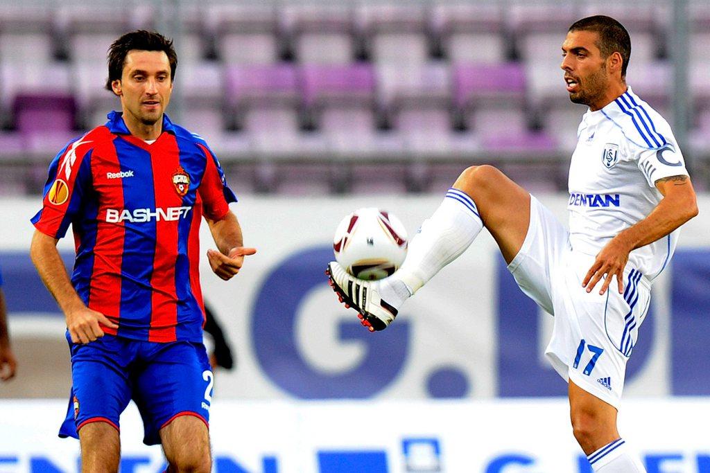 Celestini, ici opposé à un joueur du CSKA Moscou, avait encore goûté à l'Europa League avec Lausanne en 2010. [KEYSTONE - Jean-Christophe Bott]