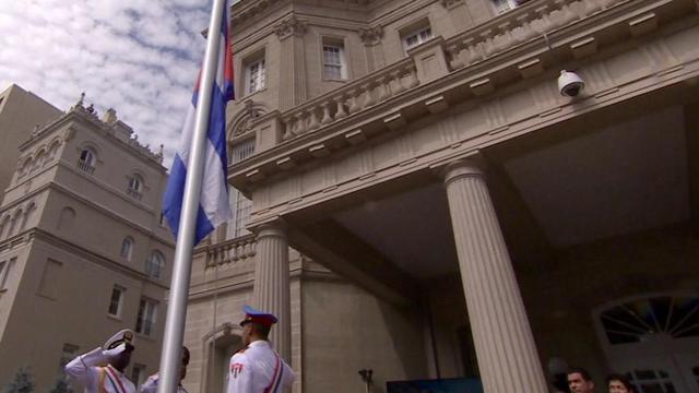 La cérémonie de levée du drapeau devant l'ambassade cubaine. [Pierre Gobet]