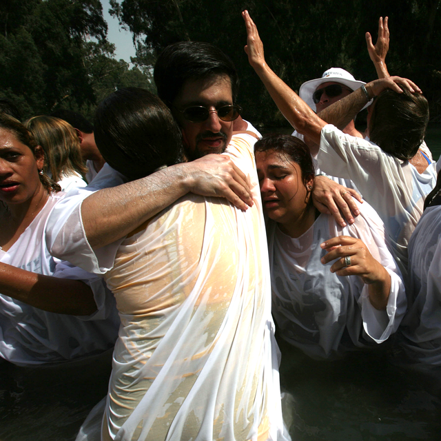 Baptême en masse d'évangélistes brésiliens dans les eaux du Jourdain. [Menahem Kahana]