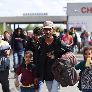 Des migrants passant la frontière entre la Hongrie et l'Autriche en septembre 2015. [Joe Klamar]