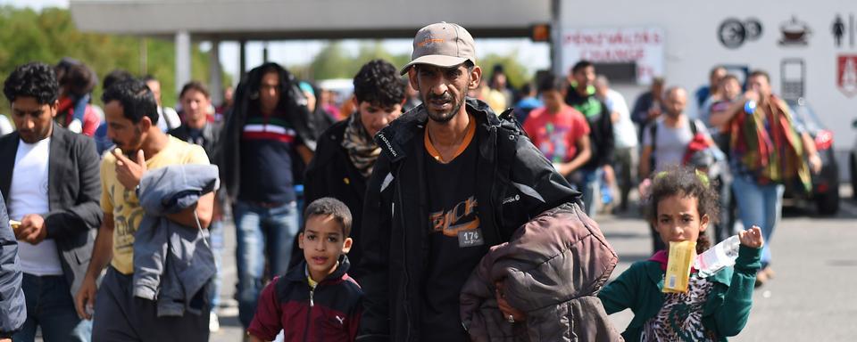 Des migrants passant la frontière entre la Hongrie et l'Autriche en septembre 2015. [Joe Klamar]