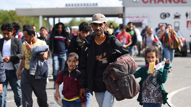Des migrants passant la frontière entre la Hongrie et l'Autriche en septembre 2015. [Joe Klamar]