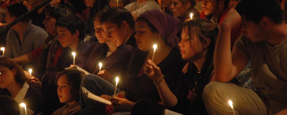 Jeunes réunis en prière à Taizé [Communauté de Taizé - Sabine Leutenegger]