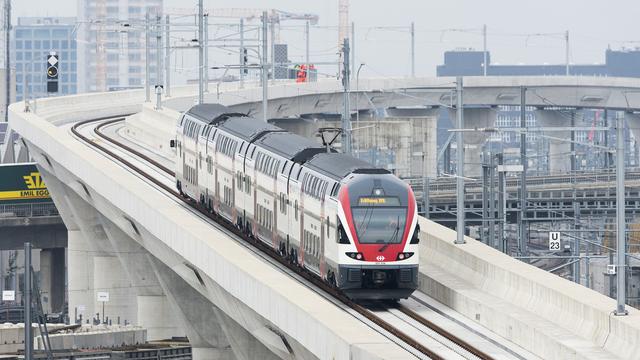 Un train passe sur la deuxième partie de la ligne diamétrale de la gare de Zurich. [Anthony Anex]